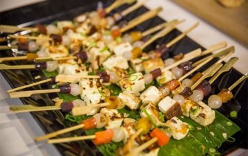 Špízy s halloumi, karamelizovanou mrkví a mandlovým dresinkem